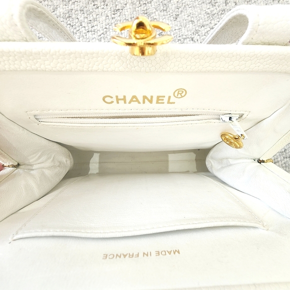 Vintage Chanel White Caviar Bag with Gold Hardware - Picture 3 of 8